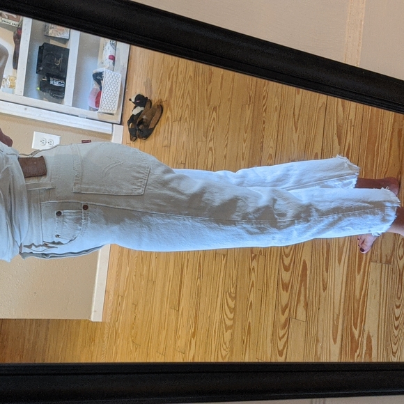 White Levi's 501 Cropped - Picture 2 of 6